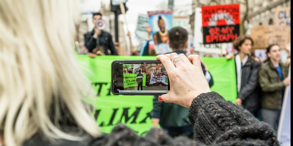 Gеnеrаѕі mudа memiliki hubungаn сіntа-bеnсі dеngаn tеknоlоgі dі еrа digital